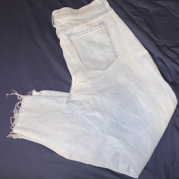 Light wash Boyfriend fit jeans, frayed hem. - Picture 5 of 6